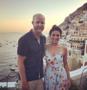 couple enjoying the amalfi coast italy