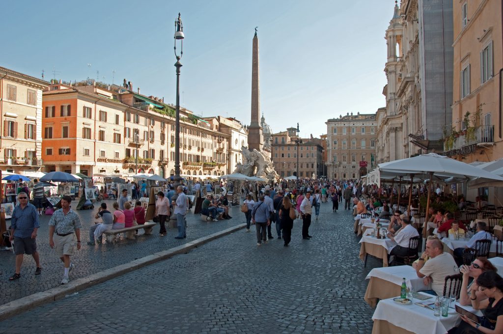 a piazza in Rome full of tourists, ideal for Honeymoons