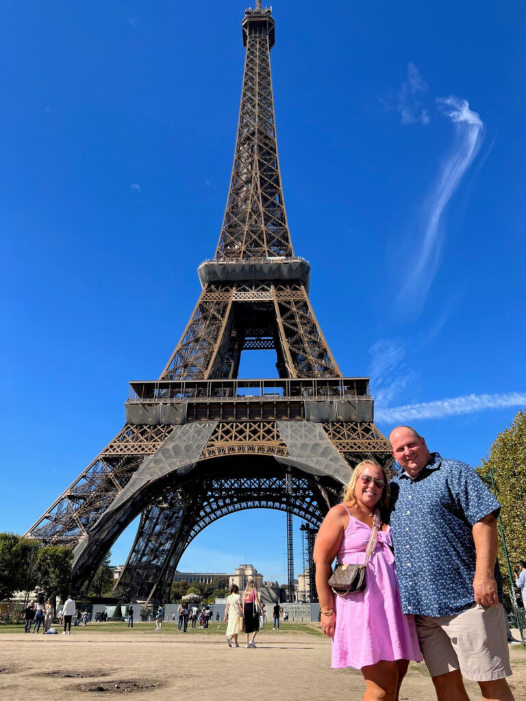 A happy couple in front of the Eiffel tower